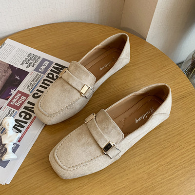 Öko velúrból készült modern női cipő fekete és bézs csattal