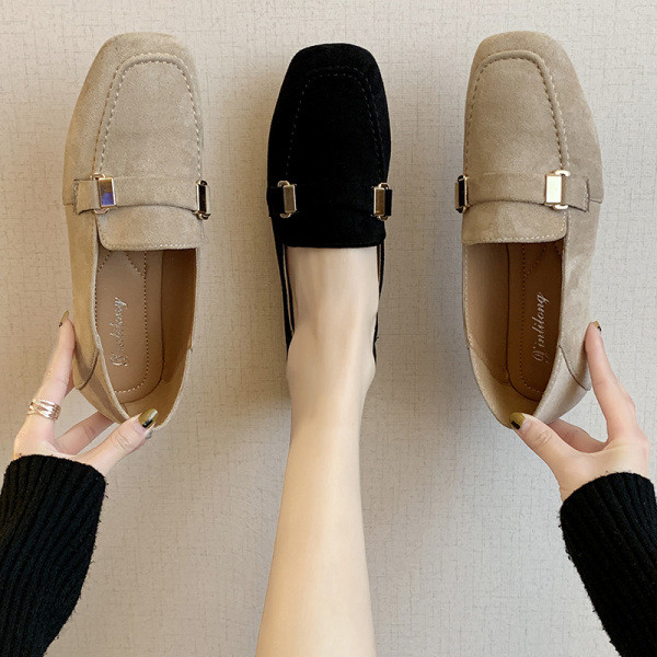 Öko velúrból készült modern női cipő fekete és bézs csattal