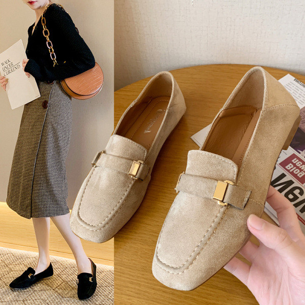 Öko velúrból készült modern női cipő fekete és bézs csattal