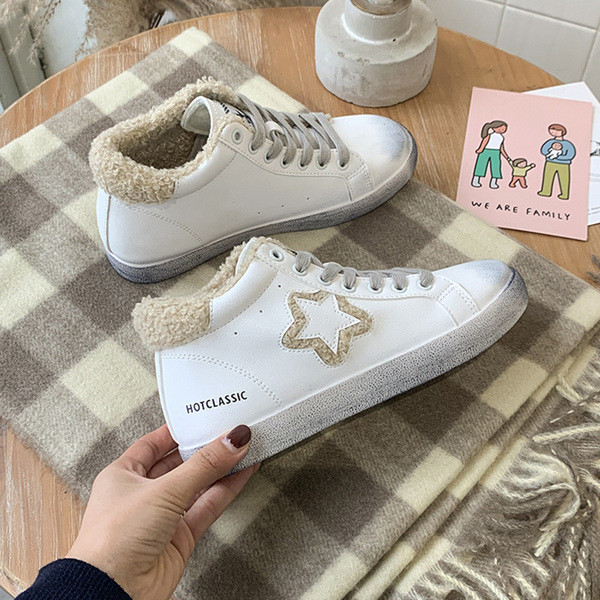 Alkalmi női tornacipő fűzővel és puha béléssel, fehér színben