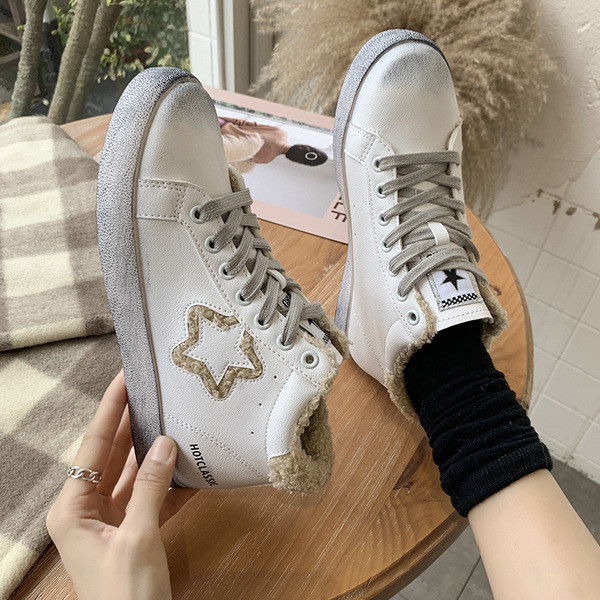 Alkalmi női tornacipő fűzővel és puha béléssel, fehér színben