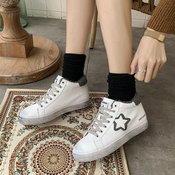 Alkalmi női tornacipő fűzővel és puha béléssel, fehér színben