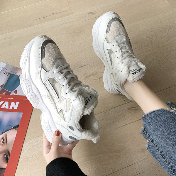 Νέο μοντέλο γυναικεία αθλητικά παπούτσια με κορδόνια και απαλή επένδυση σε λευκό χρώμα