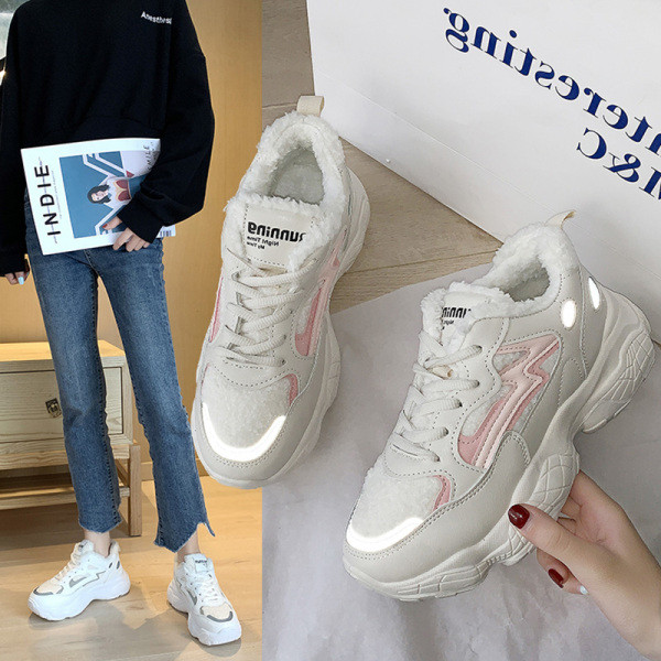 Νέο μοντέλο γυναικεία αθλητικά παπούτσια με κορδόνια και απαλή επένδυση σε λευκό χρώμα