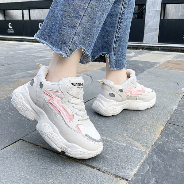 Νέο μοντέλο γυναικεία αθλητικά παπούτσια με κορδόνια και απαλή επένδυση σε λευκό χρώμα