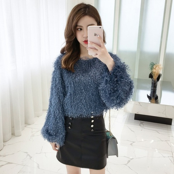 Μοντέρνα γυναικεία μπλούζα σε τρία χρώματα με φούντες και οβάλ λαιμόκοψη