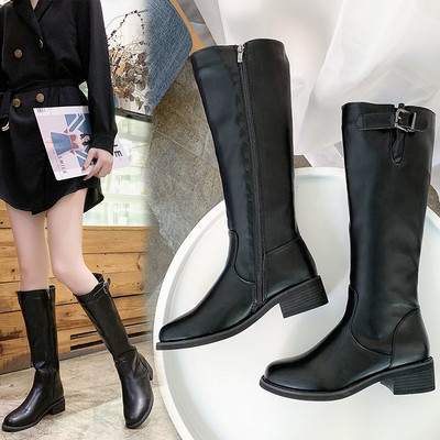 Eko bőrből készült alkalmi női csizma csattal és cipzárral fekete színben