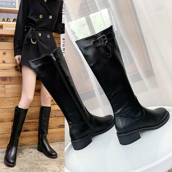 Eko bőrből készült alkalmi női csizma csattal és cipzárral fekete színben