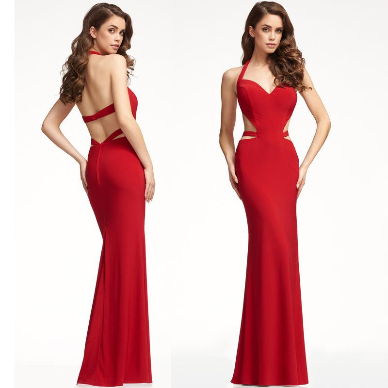 Κομψό μακρύ γυναικείο φόρεμα με λεπτό λουράκια και βαθύ λαιμόκοψη σε κόκκινο χρώμα