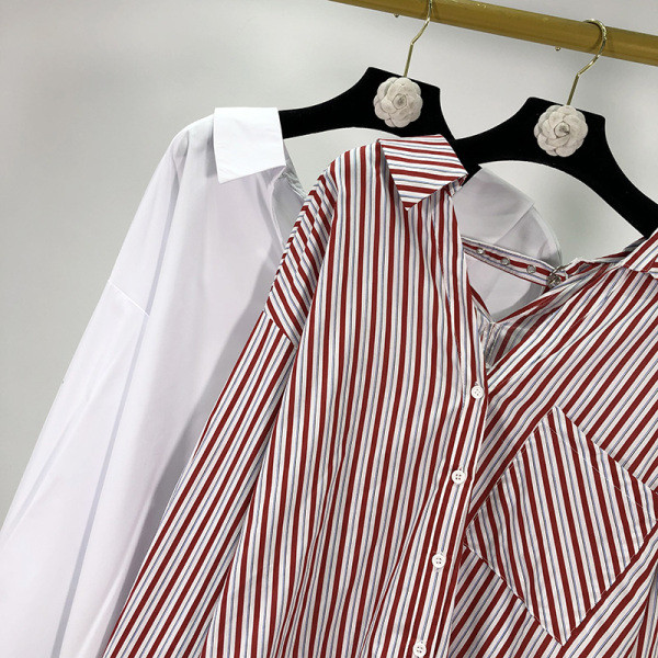 Alkalmi női ing V-nyakkal és gombokkal