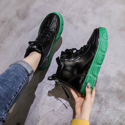 Öko bőrből készült női cipők új modellje lapos talppal és fűzővel fehér és fekete színben