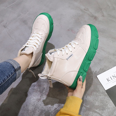 Öko bőrből készült női cipők új modellje lapos talppal és fűzővel fehér és fekete színben