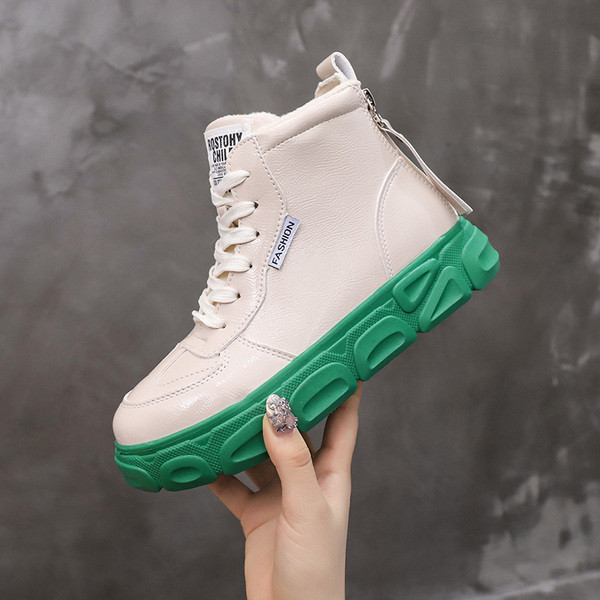 Öko bőrből készült női cipők új modellje lapos talppal és fűzővel fehér és fekete színben