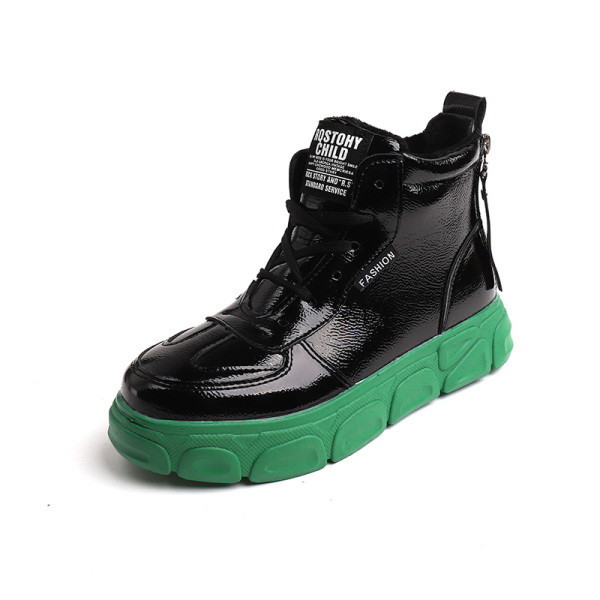 Öko bőrből készült női cipők új modellje lapos talppal és fűzővel fehér és fekete színben