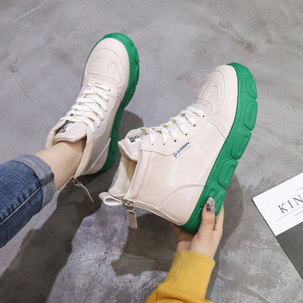 Öko bőrből készült női cipők új modellje lapos talppal és fűzővel fehér és fekete színben