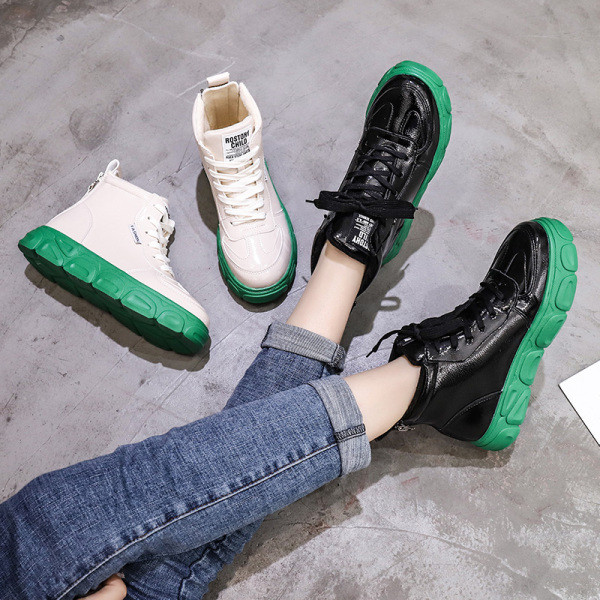 Öko bőrből készült női cipők új modellje lapos talppal és fűzővel fehér és fekete színben