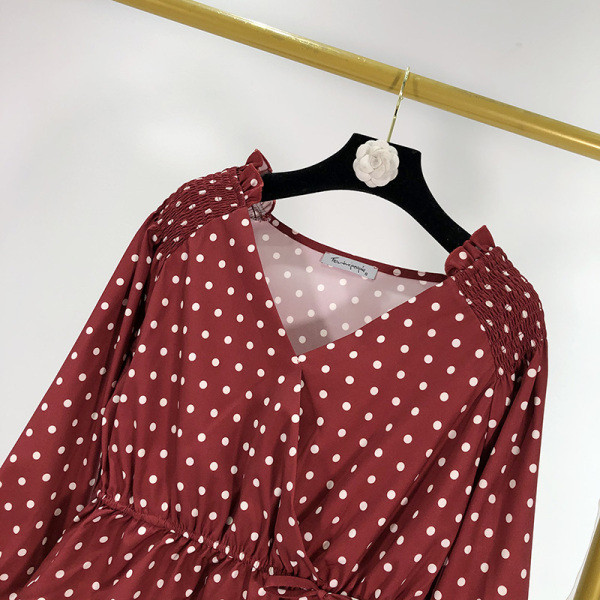 Női blúz V-nyakú és derékkötős piros színben