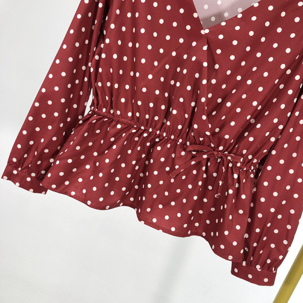 Női blúz V-nyakú és derékkötős piros színben