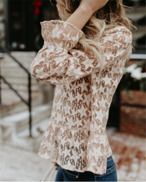 Női csipkeblúz kerek nyakkivágással, bézs színben