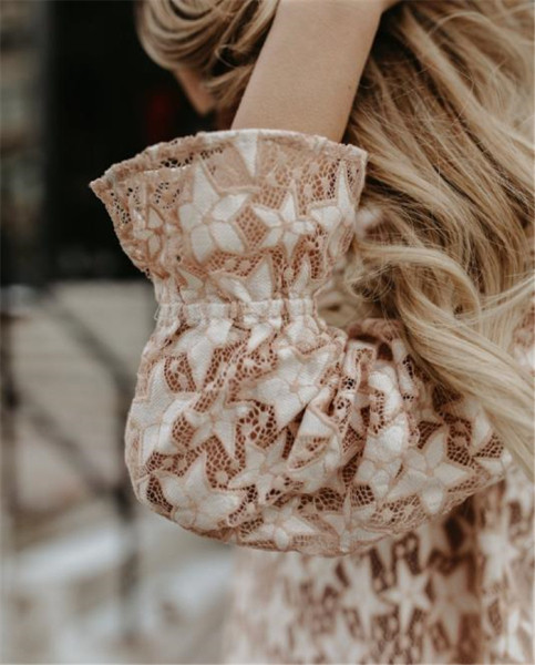 Női csipkeblúz kerek nyakkivágással, bézs színben