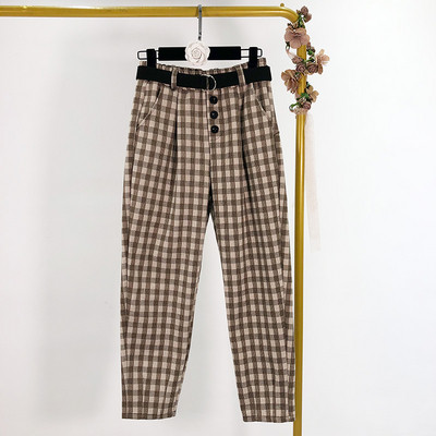 Modern kockás nadrág kék és barna övvel