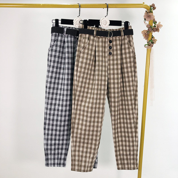 Modern kockás nadrág kék és barna övvel