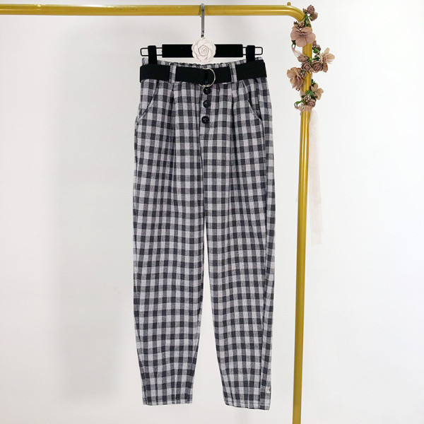 Modern kockás nadrág kék és barna övvel