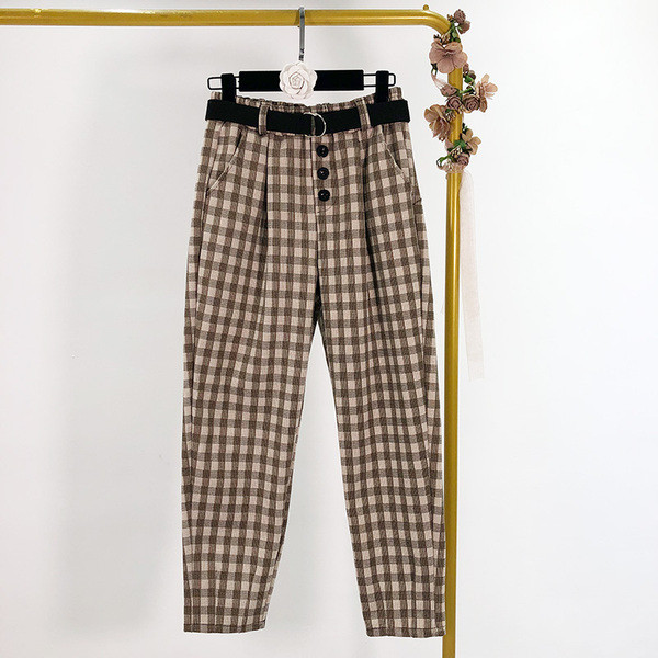 Modern kockás nadrág kék és barna övvel