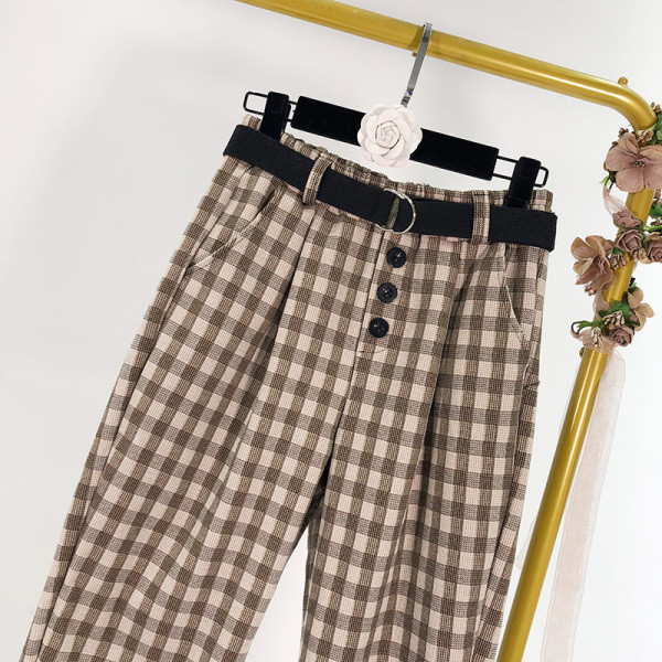 Modern kockás nadrág kék és barna övvel