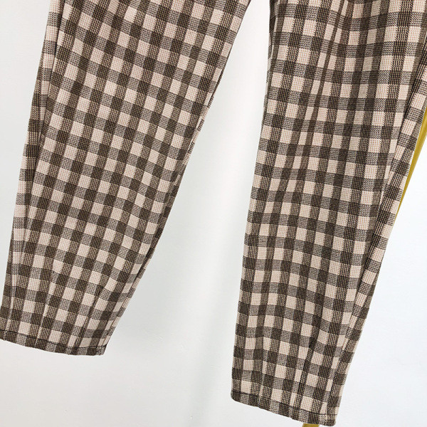 Modern kockás nadrág kék és barna övvel