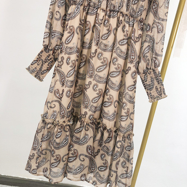 Μακρύ γυναικείο φόρεμα σε καφέ χρώμα με χρωματιστό  μοτίβο