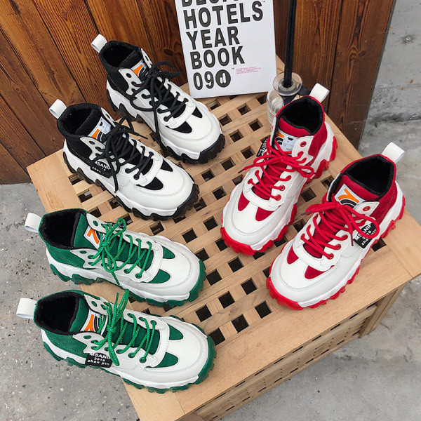 Μοντέρνα γυναικεία αθλητικά παπούτσια σε μαύρο, κόκκινο και πράσινο χρώμα