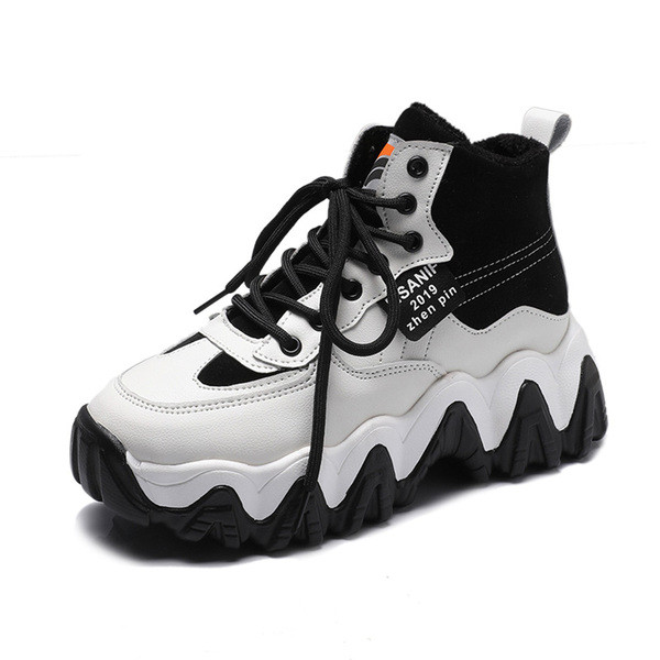 Μοντέρνα γυναικεία αθλητικά παπούτσια σε μαύρο, κόκκινο και πράσινο χρώμα