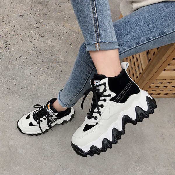 Μοντέρνα γυναικεία αθλητικά παπούτσια σε μαύρο, κόκκινο και πράσινο χρώμα