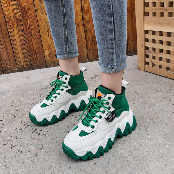 Μοντέρνα γυναικεία αθλητικά παπούτσια σε μαύρο, κόκκινο και πράσινο χρώμα