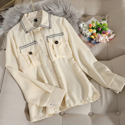 Alkalmi női ing gombokkal és zsebekkel fehér és bézs színben