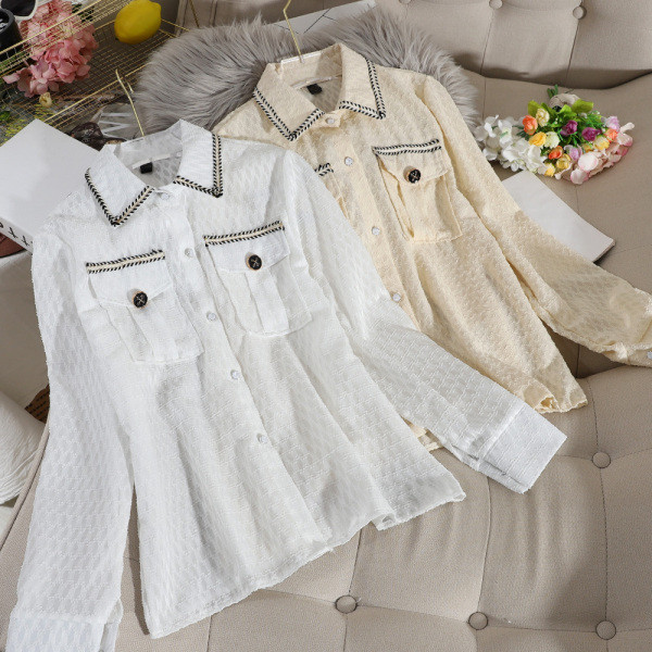 Alkalmi női ing gombokkal és zsebekkel fehér és bézs színben