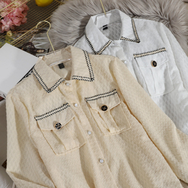 Alkalmi női ing gombokkal és zsebekkel fehér és bézs színben