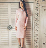 Stílusos női ruha hosszú ujjal és térdig érő rózsaszín színben