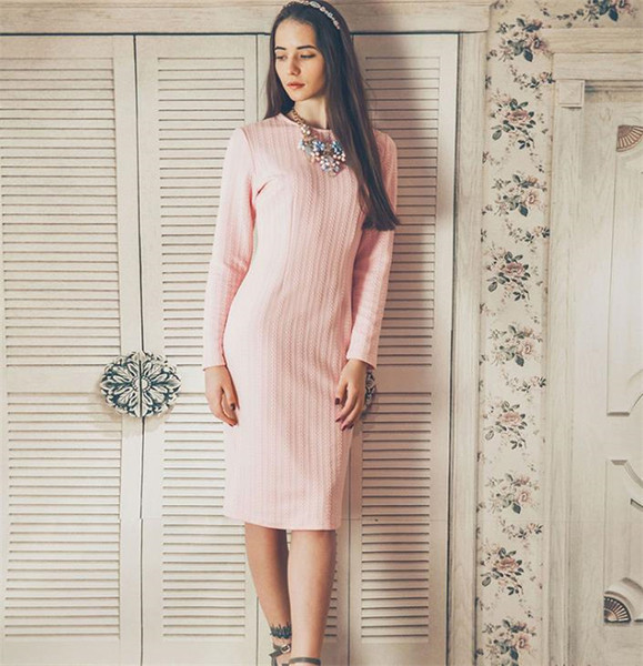 Stílusos női ruha hosszú ujjal és térdig érő rózsaszín színben