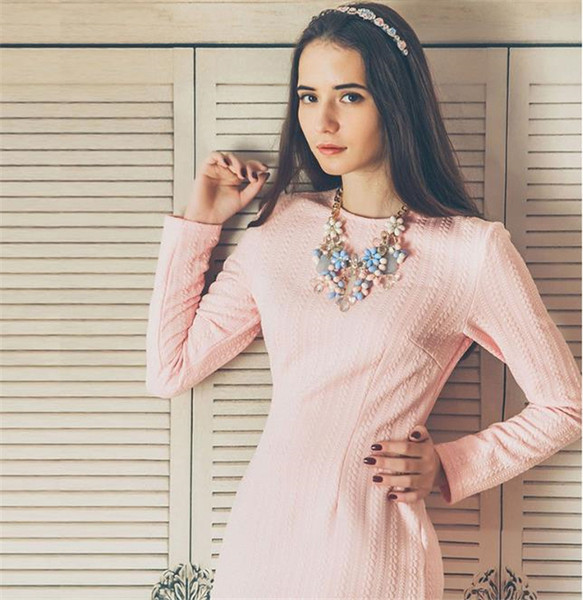 Stílusos női ruha hosszú ujjal és térdig érő rózsaszín színben