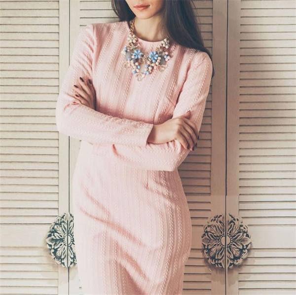 Stílusos női ruha hosszú ujjal és térdig érő rózsaszín színben