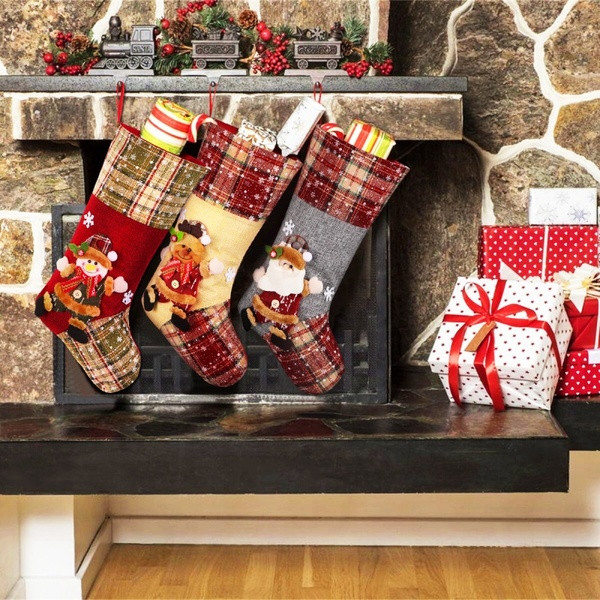 Комплект от три броя коледни чорапи с 3D елементи във формата на Дядо Коледа, снежен човек и елен