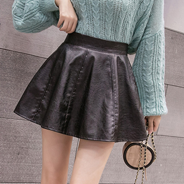 Modern női szoknya eko bőr szabású modellből fekete színben