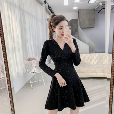 Κομψό γυναικείο φόρεμα σε μαύρο χρώμα με V-neckline και κομψό εφέ