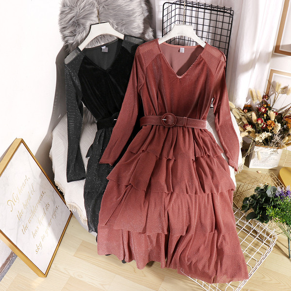 Μοντέρνο γυναικείο μακρύ φόρεμα με λαιμόκοψη και ζώνη στη μέση σε κόκκινο και μαύρο χρώμα