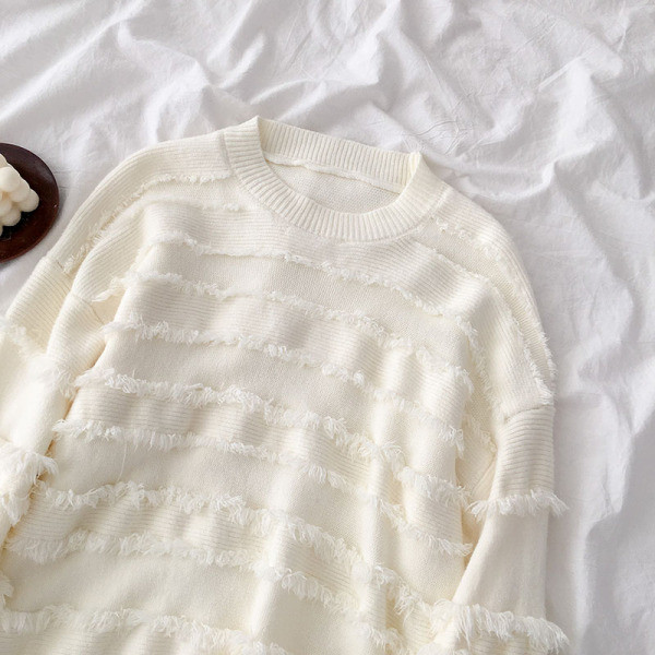 Modern női blúz több színben, bojttal, ovális nyakkivágással