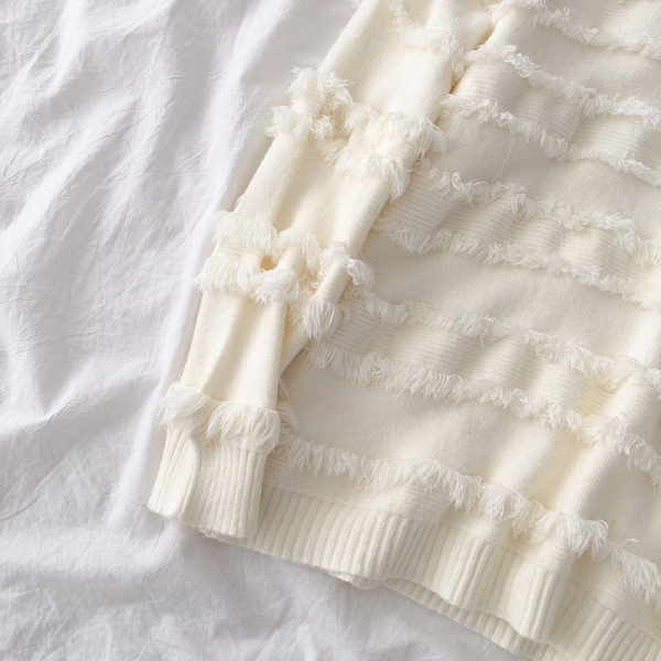 Modern női blúz több színben, bojttal, ovális nyakkivágással