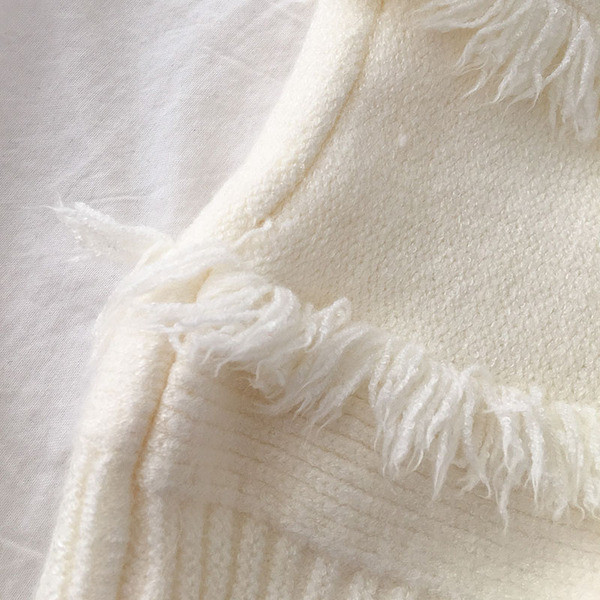 Modern női blúz több színben, bojttal, ovális nyakkivágással