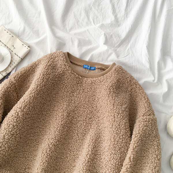 Fehér és barna színű női pulóver ovális nyakkivágással és hosszú ujjal